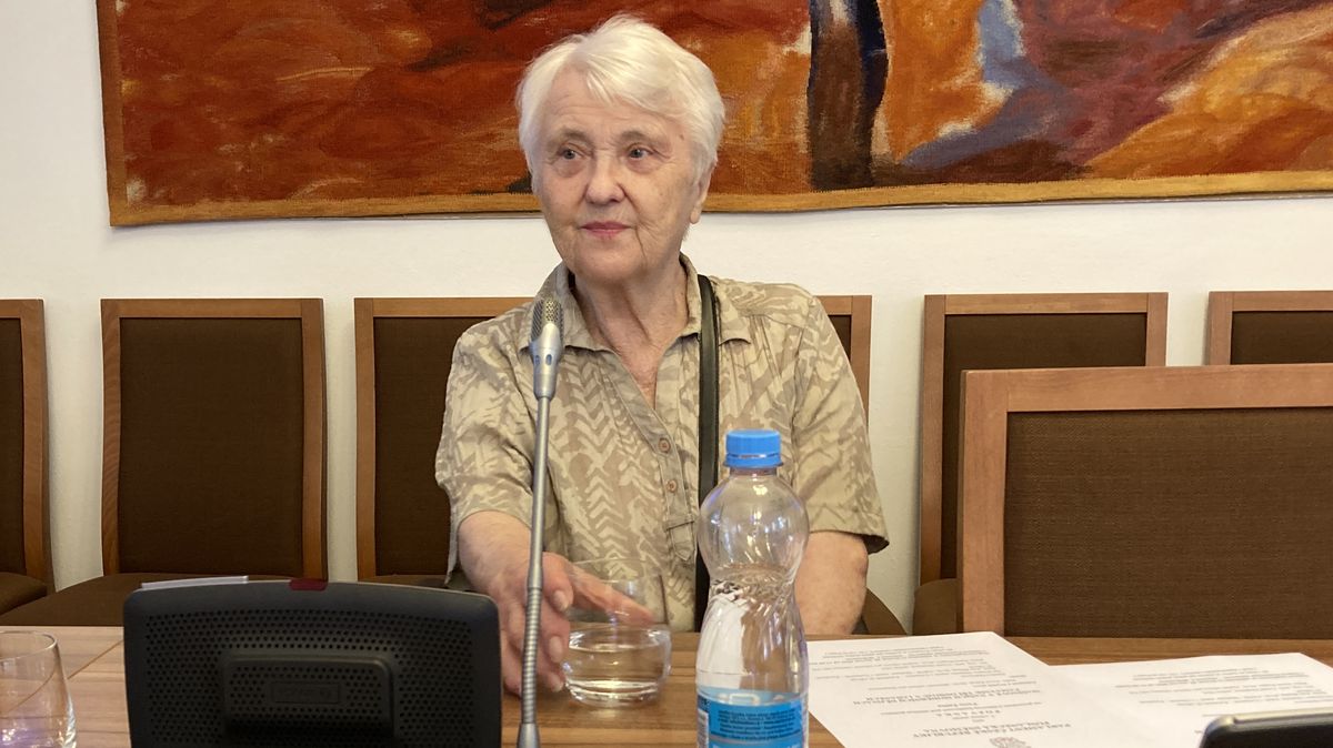 Zdena Mašínová přijela do Sněmovny, řešilo se vyznamenání i památník